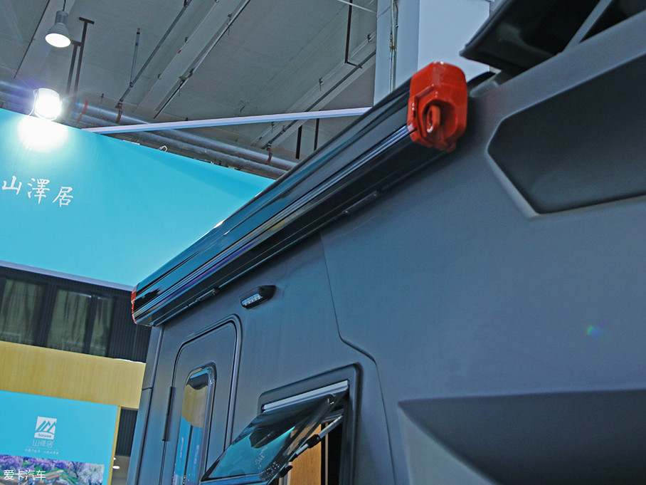 车厢门上方配备了遮阳帘,和大多数房车一样需要手动调节.