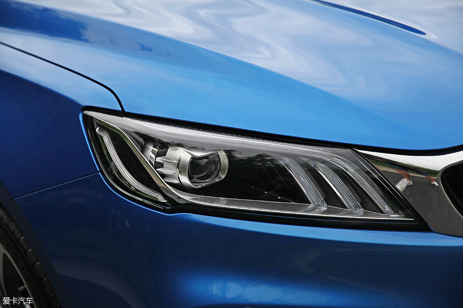 大灯使用全led光源,内部有多条纹理造型,和中网的回纹设计相呼应.
