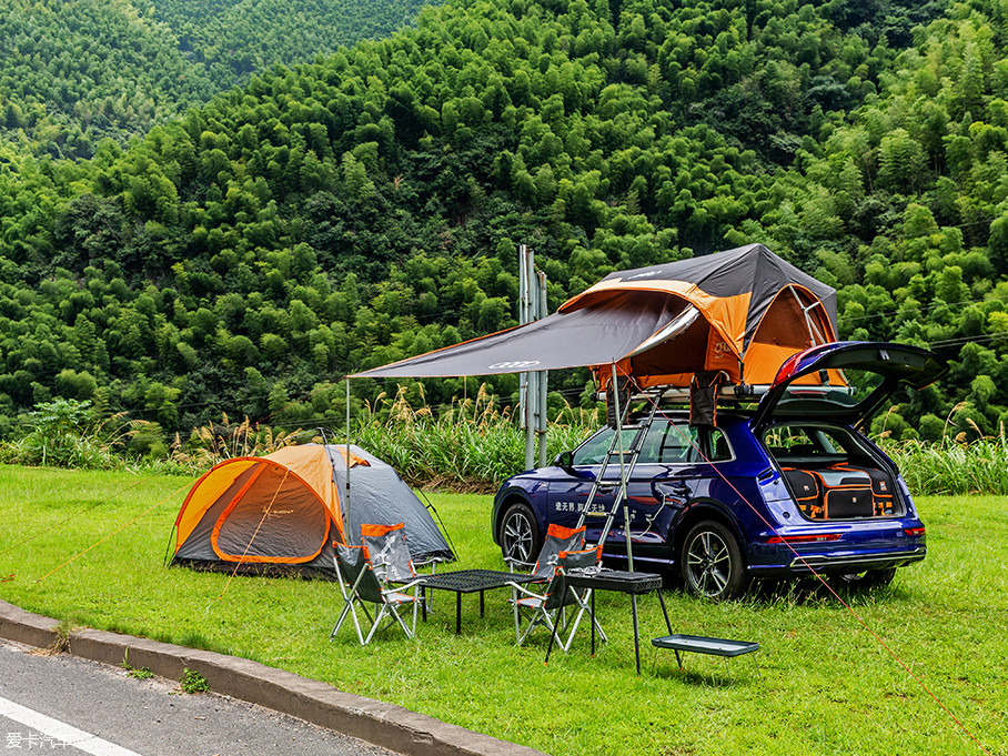 在饭店的不远处,一辆装有车顶帐篷的奥迪q5l吸引了我的注意.