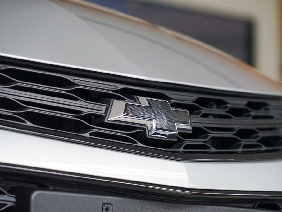 视觉效果很好,位于格栅正中央的是被称为"黑领结"的黑色雪佛兰车标