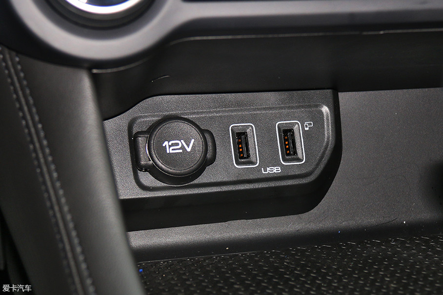前排12v电源接口 双usb接口非常贴心,能为两侧乘员同时充电.