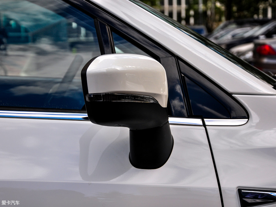 外后视镜采用双色搭配设计,实拍车型配备了后视镜电动调节功能以及led