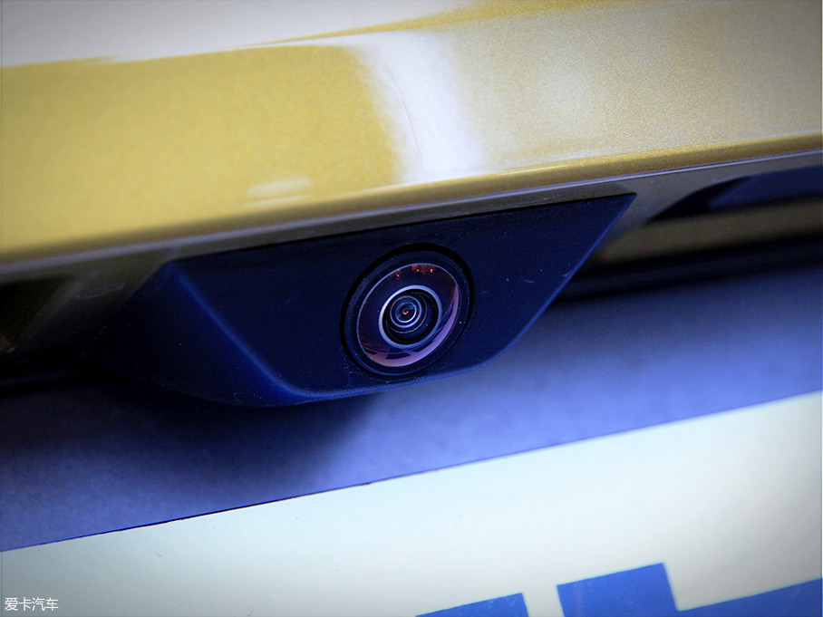 宝马x2的倒车影像摄像头位于后方车牌上方.