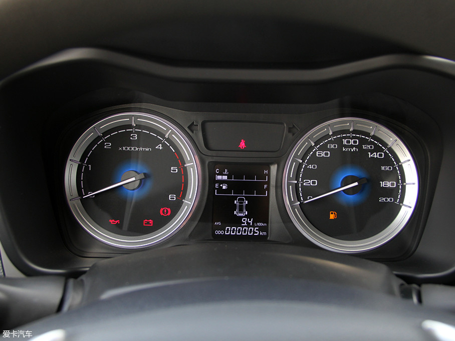 双圆式仪表盘中央配备了行车电脑显示屏,能够显示水温,油量,平均油耗