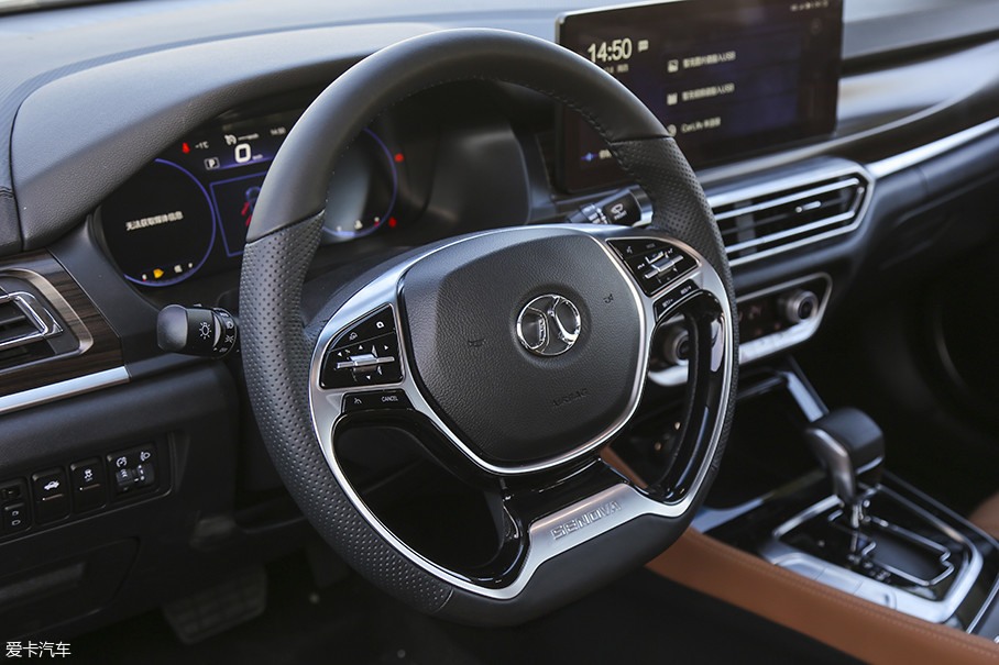 三辐式方向盘样式新颖,三,九点位置被打孔皮包裹,增加了透气性,不过