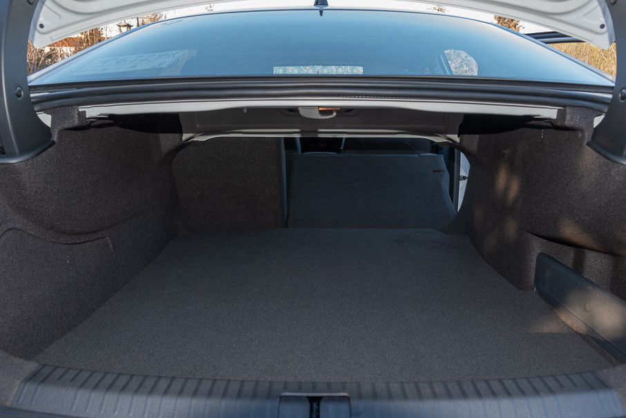 虽然是插电混动版本车型,但帕萨特phev车型的行李厢依然能够提供一个