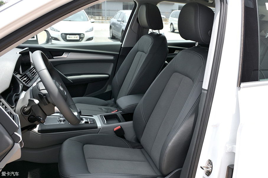 奥迪q5l的座椅同样采用了皮质材料包裹,座椅的包裹性和坐垫的柔软性