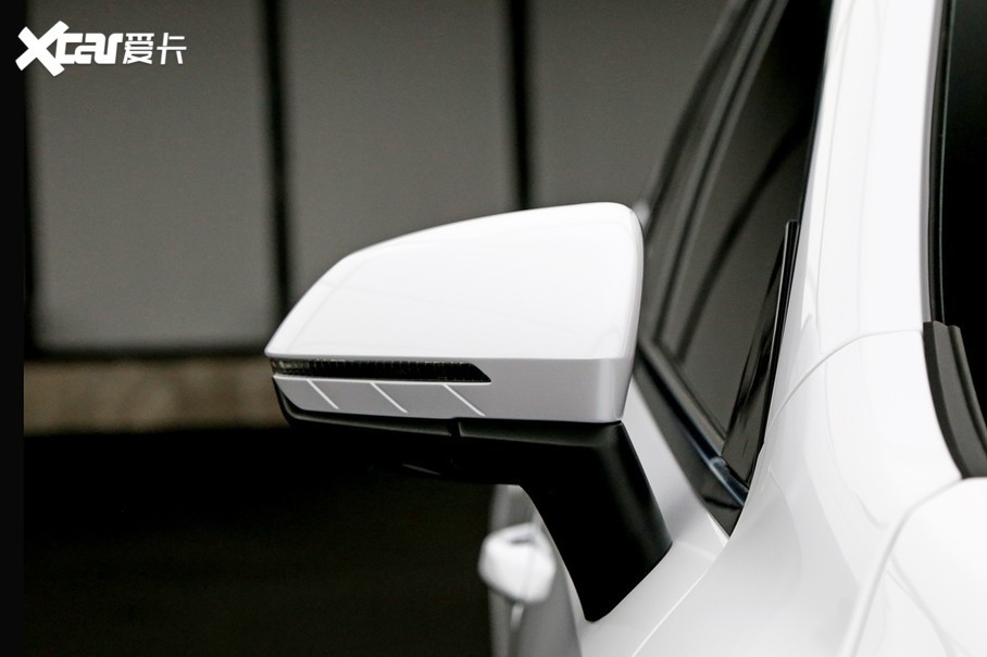 秦plus外后视镜上半部分采用与车身同色设计,下部为黑色涂装底座,造型