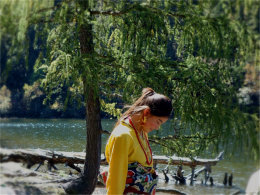 ��Խǧɽ��ˮ ��ɽ����Ů¶������Ц��