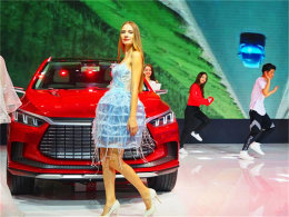 ʢ�����˴��۸� �����ݳ�չ������Ů