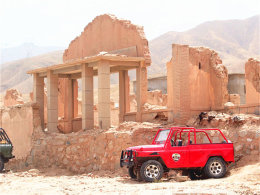 ���м� �ƺ�Զ�ϰ��Ƽ� һƬ�³�����ɽ