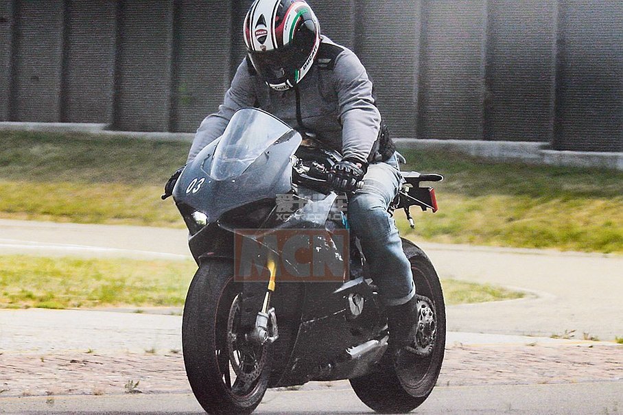 杜卡迪跑车;DUCATI;杜卡迪V4