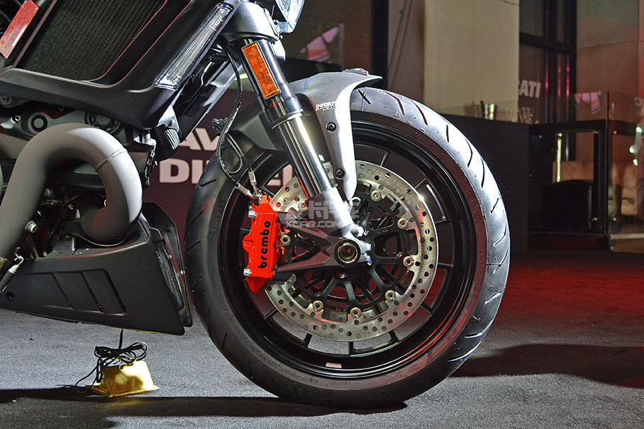 ɫBremboǯԼĺɫZircotec ceramicͿҲǶſDiavel Dieselر֮