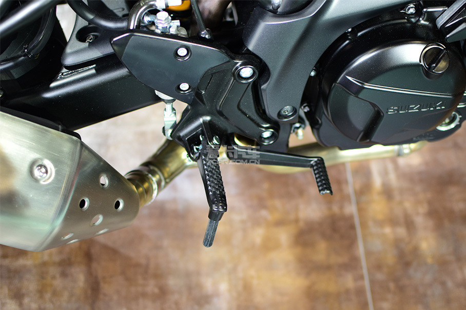 这是一款非常易于操控的中量级街车,脚踏上的探针等待着高手们去磨平.