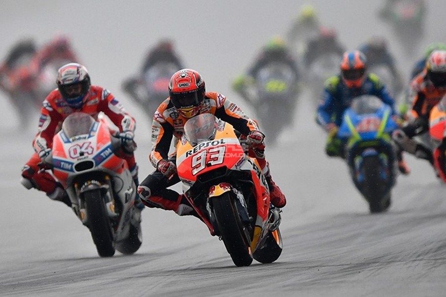 93号车手马克.马尔克斯在赛道上的英勇身姿.