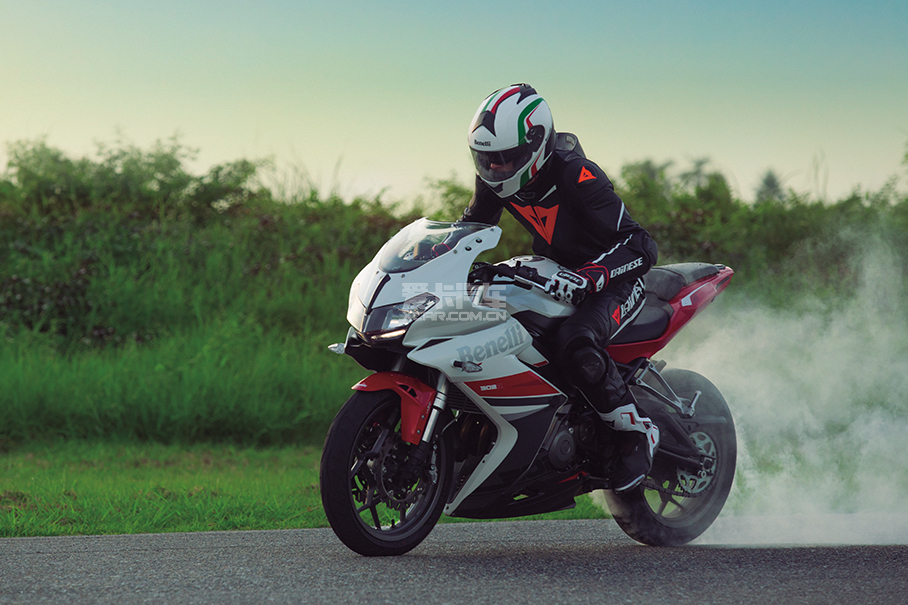 贝纳利302r;贝纳利飓风302r;贝纳利飓风302r上市;钱江