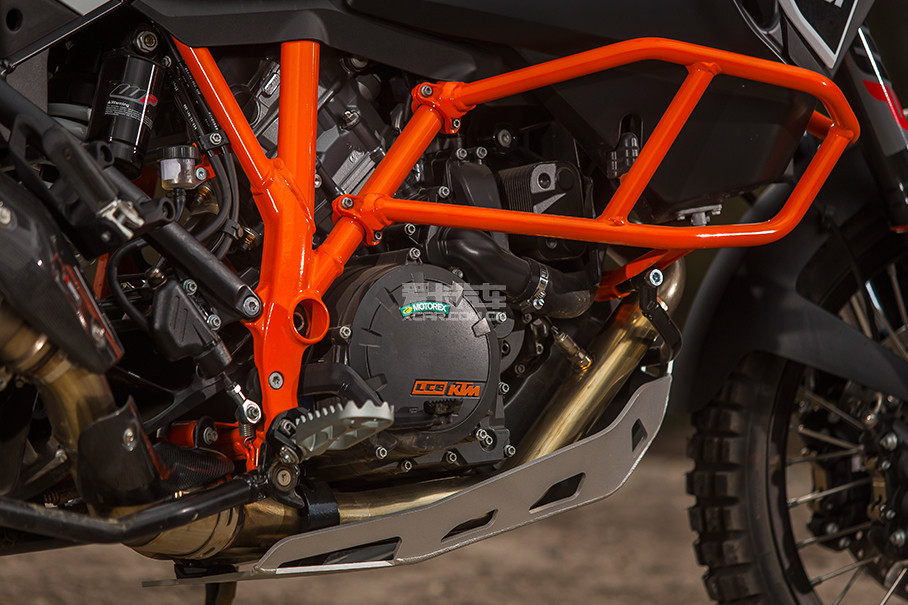 1290 r搭载了一台1301cc的75°v型双缸水冷发动机,最大功率118kw(160