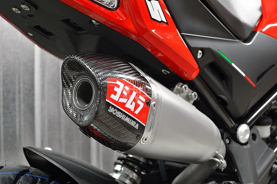 吉村排气实际装车效果图,可以看出相比原厂的排气管,这套吉村排气看