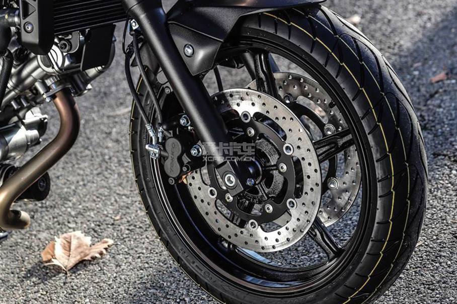 采用了日信品牌的刹车系统,前刹车配备290mm双浮动盘和单向双活塞卡钳