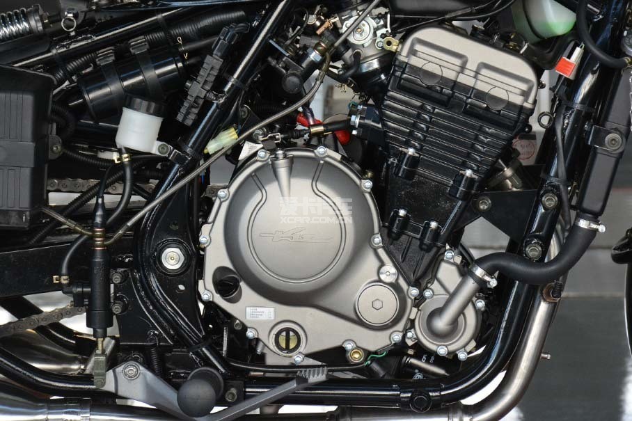 长江cj650采用与三轮版本相同的650cc双缸发动机,最大功率为52kw(70.