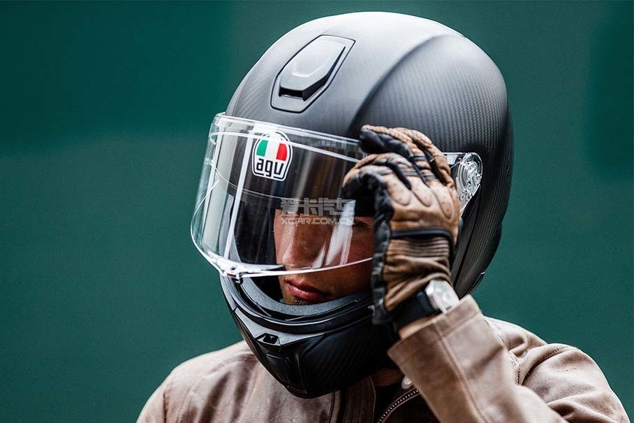 蓝牙耳机已经不是什么全新技术,但agv ark的出现,可以让它与头盔结合