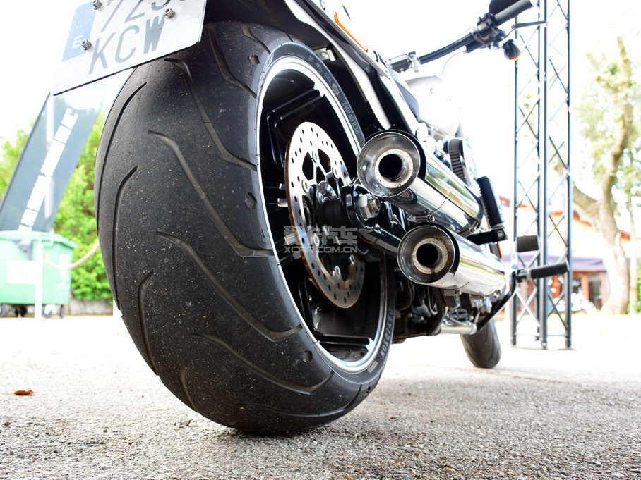 宽大的240mm轮胎极其性感,这么说没人会反对吧.