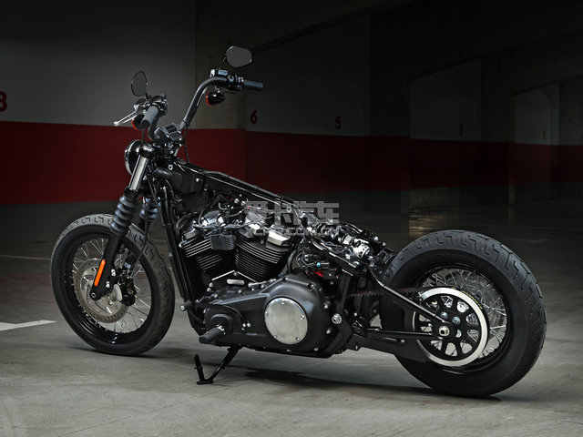 坚守美式机车文化试驾2018款哈雷软尾