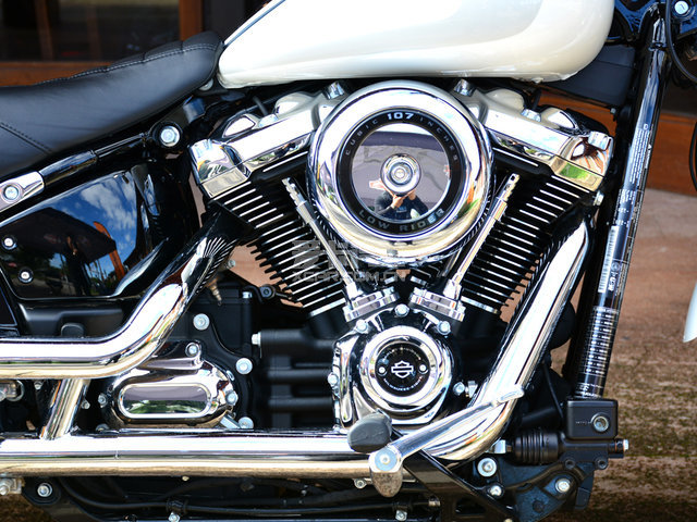 坚守美式机车文化试驾2018款哈雷软尾