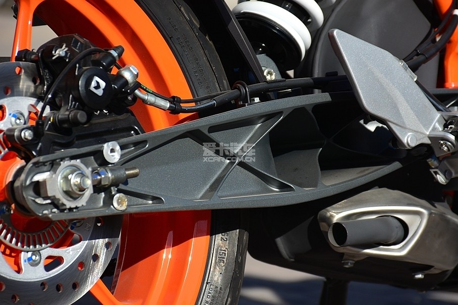 极度轻量化的后摇臂是ktm车型的一大特征,后摇臂经过偷轻处理后,裸露