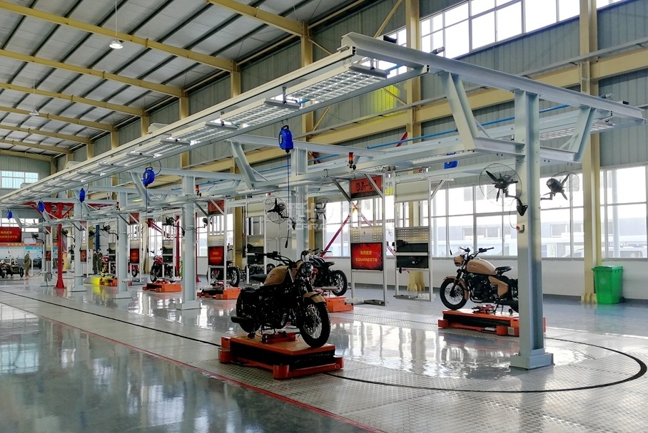 长江750的生产线是一条国内最先进的边三轮生产线,机械臂可以准确地将