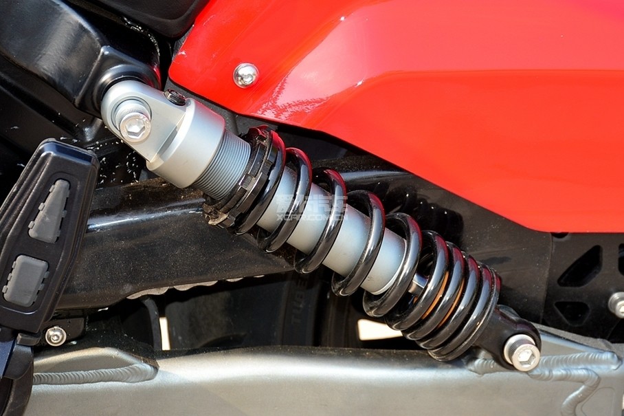 摩瑞mv-800搭载后双筒液压减震器,配有阻尼调整功能.