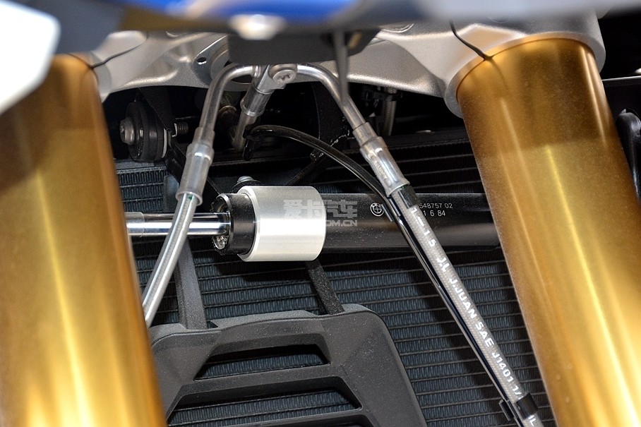宝马r 1200 rs原厂配备机械转向阻尼器,提升车辆行驶稳定性.