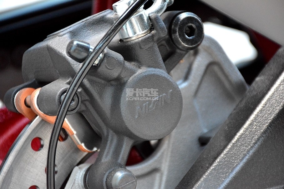 后刹车系统采用日信对向双活塞卡钳,保证刹车拥有强劲力度的同时降低