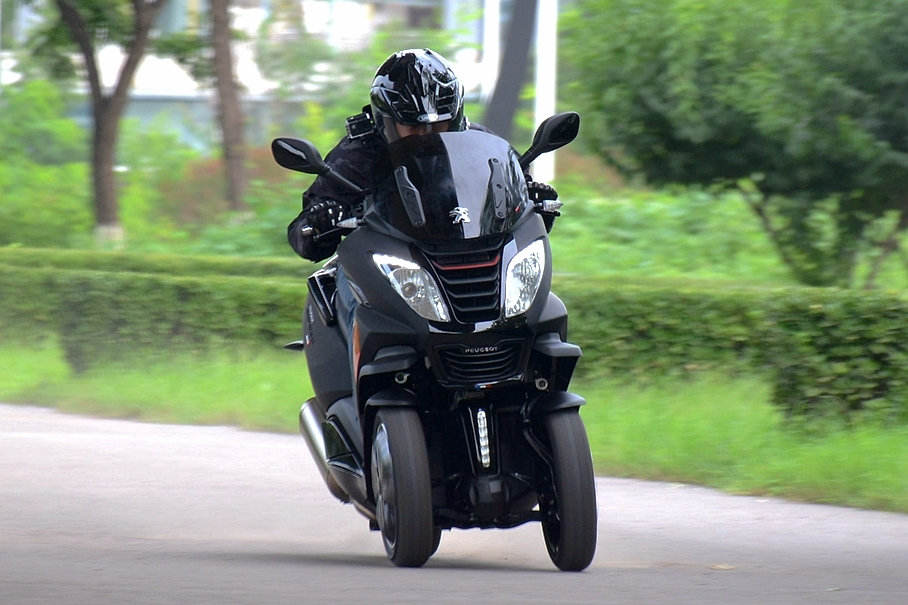 稳健的多面手试驾标致metropolis400i