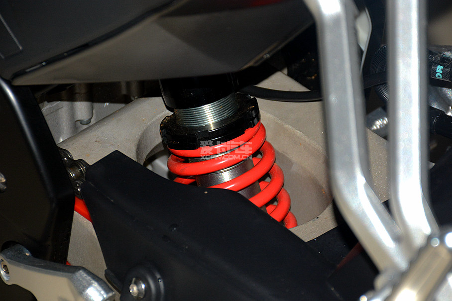 后液压单筒减震器配有多段可调节功能.