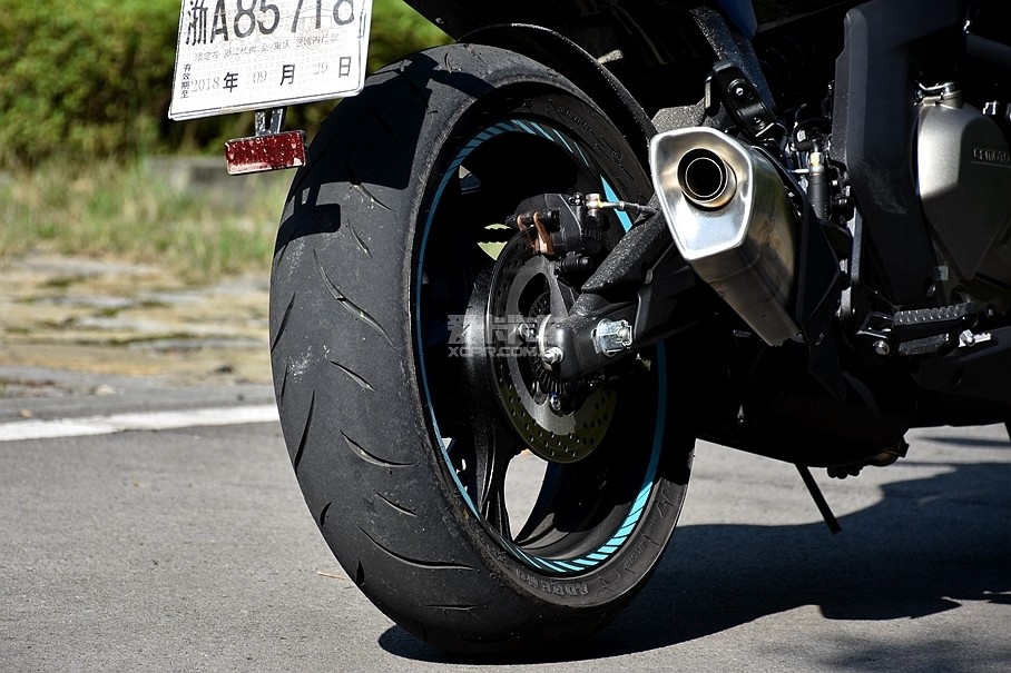 这款轮胎曾在250nk和400nk中出现,其公路表现不错;400nk的前后轮胎