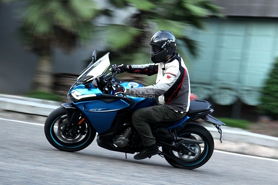 在城市道路中驾驶400gt并没有显得笨重,400nk的操控底蕴也再次显现