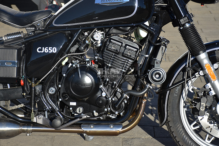 长江750classic二轮版采用春风直列双缸发动机,这台发动机已被消费者