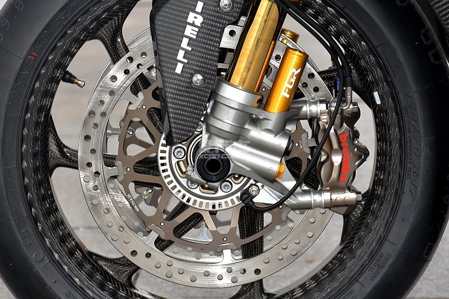 ǰɲ䱸MotoGPеBrembo GP4 PR˫ʽĶĻǯ6.75mm320 Tֲɲ̣ɲЧͬ졣