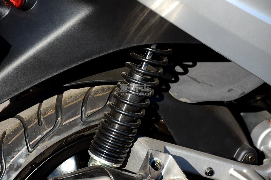 双筒油压减震器带来不错的支撑性,原厂初始设定考虑到了载人的情况