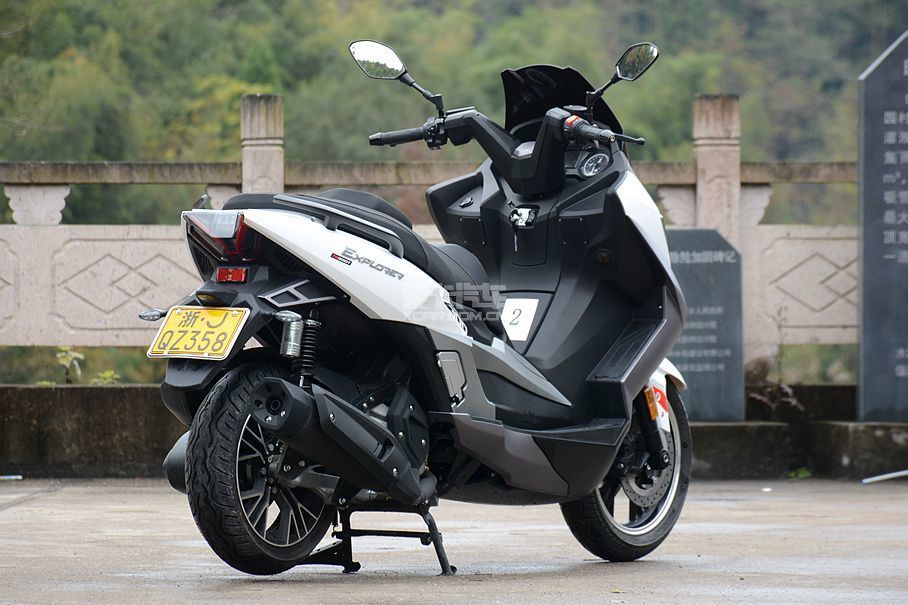 探路者的整体外观设计还是比较协调的,上翘的尾部突出了整车的运动感.