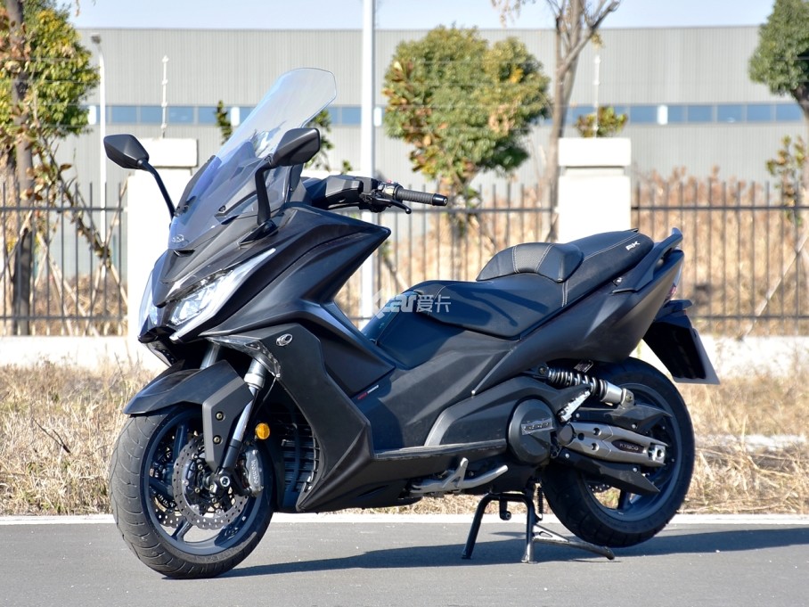 ak550作为光阳的旗舰车型之一,自投放市场以来,凭借其出众的外形设计