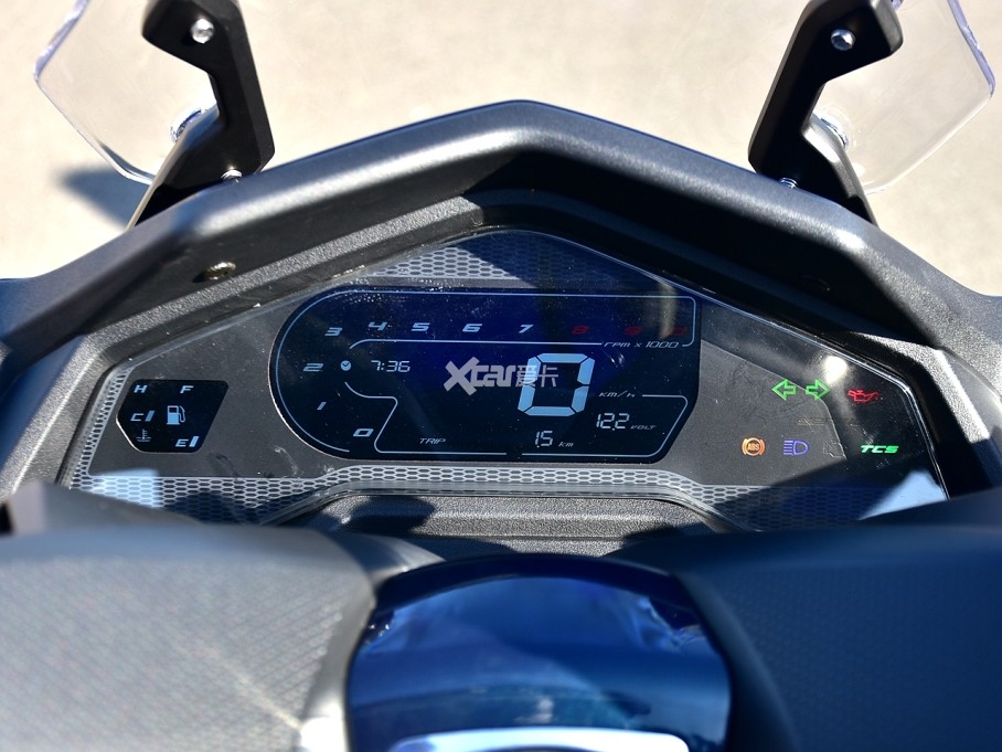 全新的负显液晶仪表整合了你行车所需的一切信息,这在赛艇家族中算是