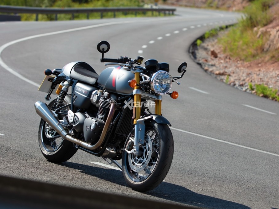 在外观方面,thruxton rs具备了原汁原味的cafe racer风格,到手几乎无