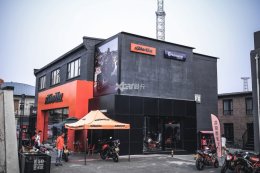 ��ɫ�籩��Ϯ���� KTM��������Ħ�п�ҵ