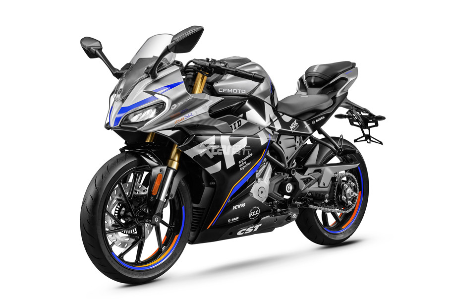 面对250cc跑车市场愈发激烈的竞争环境,250sr在已有赛道版的基础上