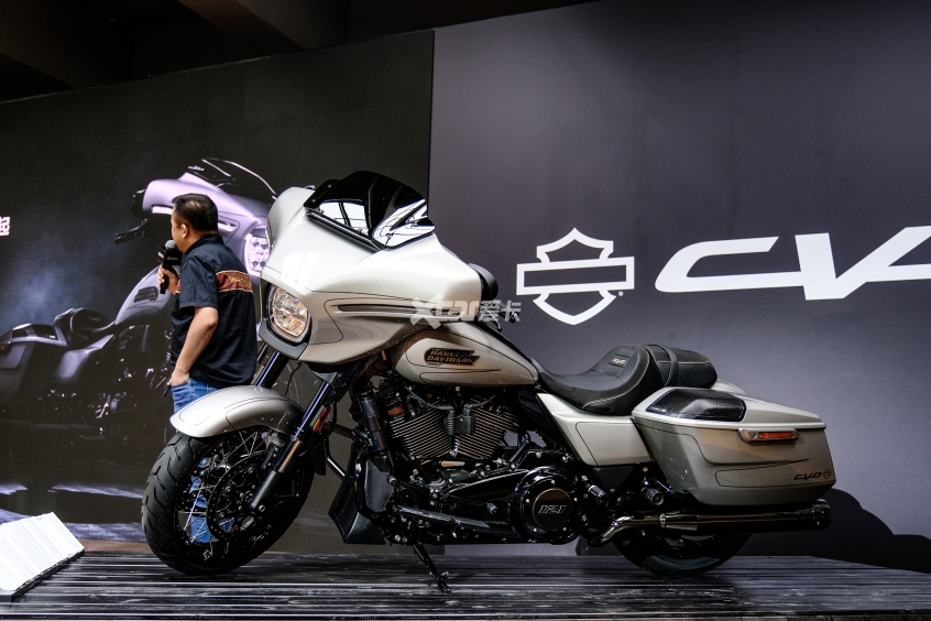 哈雷;哈雷戴维森lHarley-Davidson;CVO大道滑翔;CVO公路滑翔