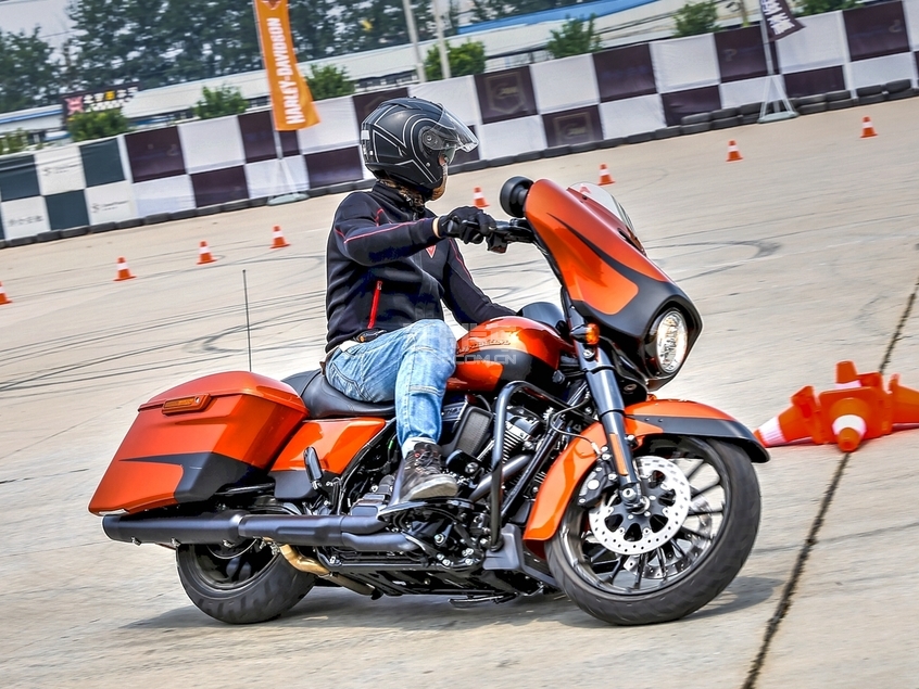 哈雷戴维森;Street Glide Special 大道滑翔 定制版
