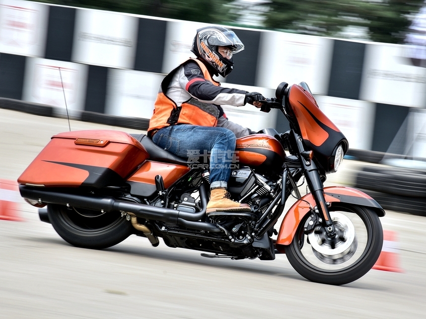 哈雷戴维森;Street Glide Special 大道滑翔 定制版