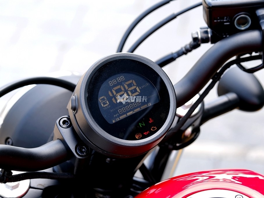 本田风格十足的负显全液晶仪表也被赋予了更丰富功能,挡位显示,油量
